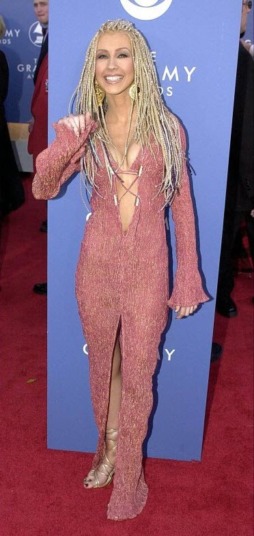 Năm 2001 Christina Aguilera bị nhiều lời chỉ trích khi diện chiếc váy khoe vòng 1 căng tròn, gợi cảm nhưng vô cùng vô duyên với kiểu tóc tết chỉ dành cho những cô nàng cá tính mạnh mẽ, phong cách bủi phụi.